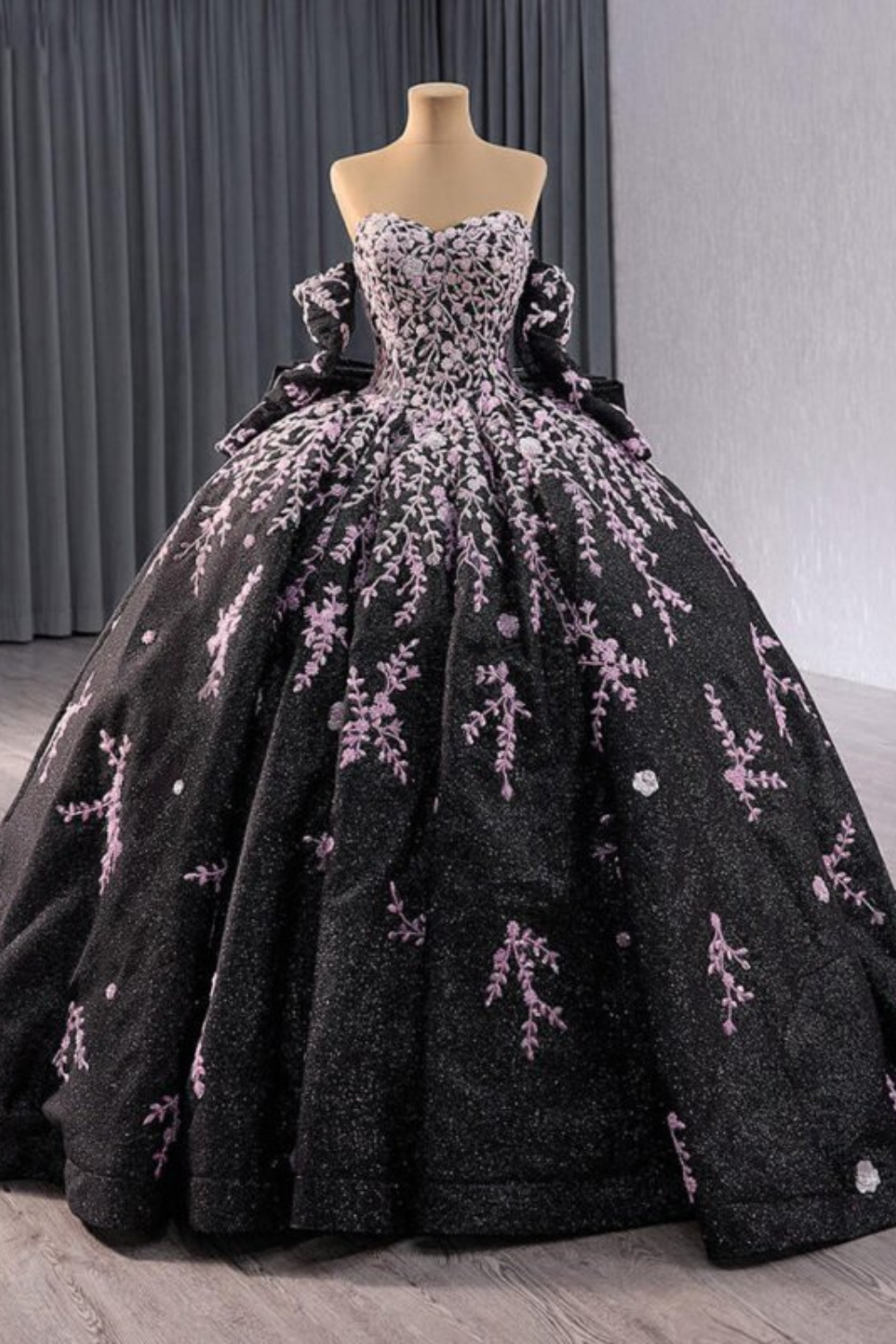 Elegant Black Sweetheart Puffy Quinceanera Dress with Pink Embroidery