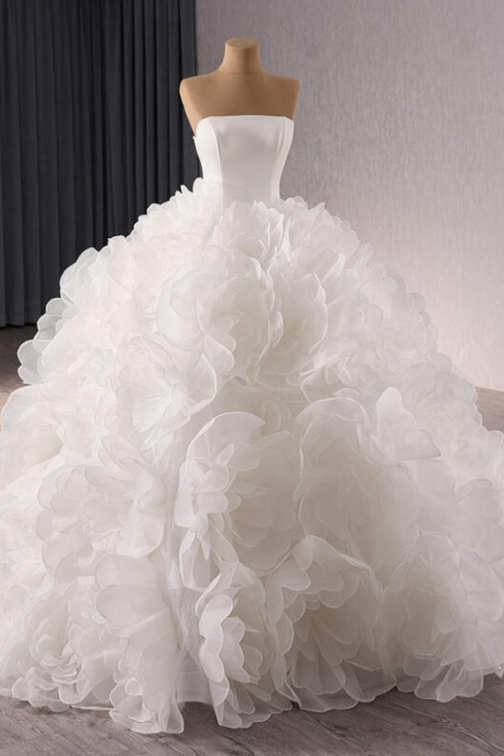 Luxury Strapless Puffy Bride Wedding Dress with Long Train